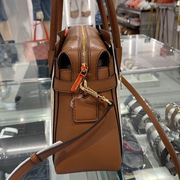 MICHAEL KORS
Mercer Medium Logo and Leather Belted Satchel Crossbody
Vanilla
NWT - Picture 11 of 16